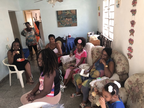 ​​A workshop on extensions and crochet with Proyecto Rizos led by Audrey Gardner in collaboration with Proyecto Rizos coordinator Moraima López McBean and with Cindy García. Photo by Cindy García 2019.